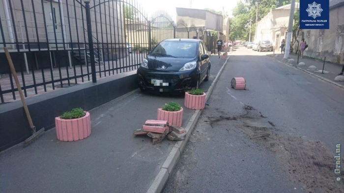 В Одессе автомобиль сбил пешехода на тротуаре
