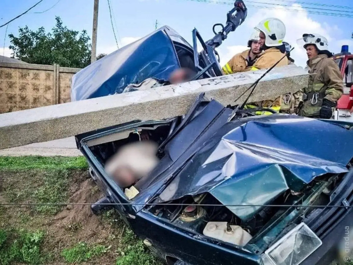 Жуткое ДТП в Одесском районе: двух человек зажало в авто