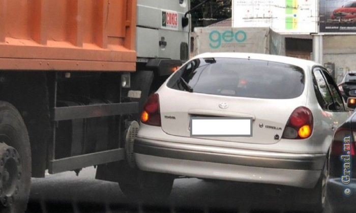 В Одессе не поделили дорогу грузовик и иномарка