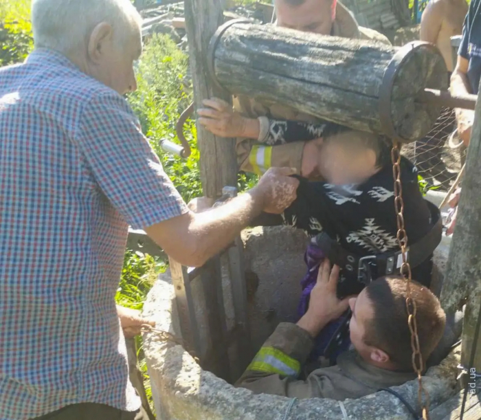 На Одещині врятували жінку, яка впала у криницю