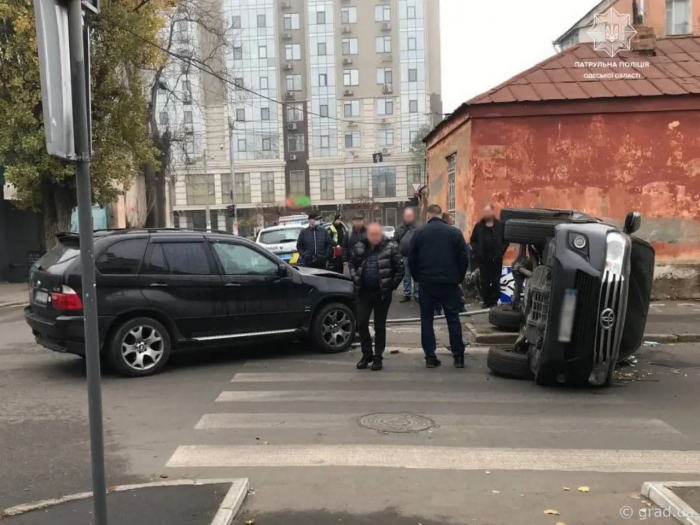 ДТП в Одессе: один из автомобилей опрокинулся на бок