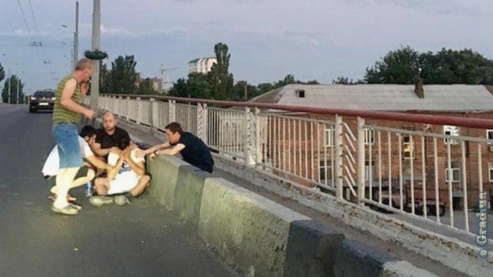 В Одессе на мосту мужчина пытался свести счеты с жизнью