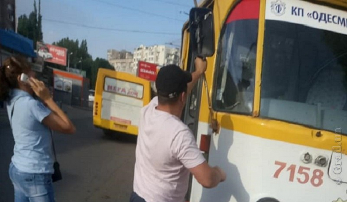 В Одессе маршрутка зацепила трамвай