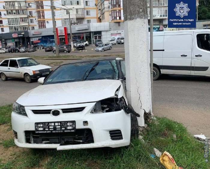 На улице Балковской автомобиль врезался в столб
