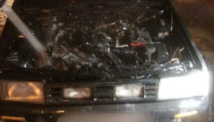 В Одесской области полицейские помогли водителю погасить горящий автомобиль