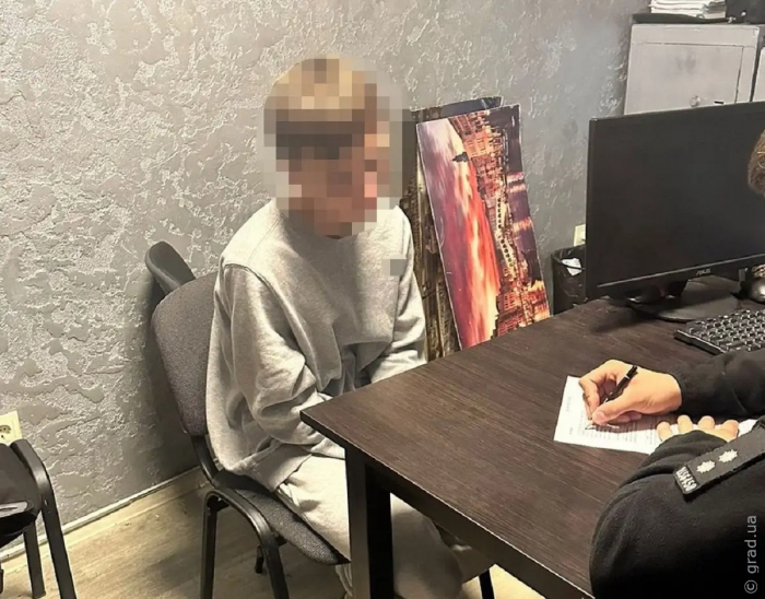 У Київському районі 15-річний хлопець пограбував жінку