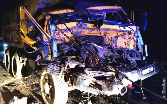Под Одессой спасатели достали из искореженного грузовика погибшего водителя