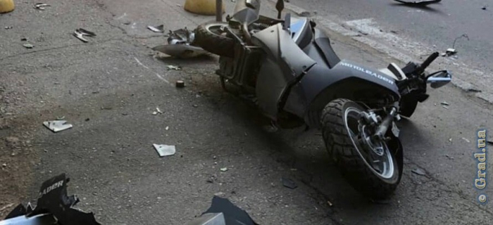 В Одессе скутер попал под легковой автомобиль