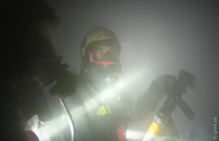 Пожар в 16-этажке в Одессе тушили 33 спасателя