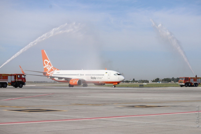 В Одессе на новую взлетно-посадочную полосу приземлился первый самолет
