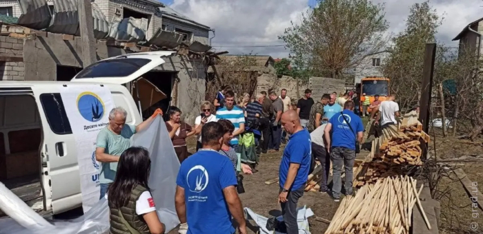 Городские службы оказывают помощь одесситам, чьи дома пострадали от ночной атаки