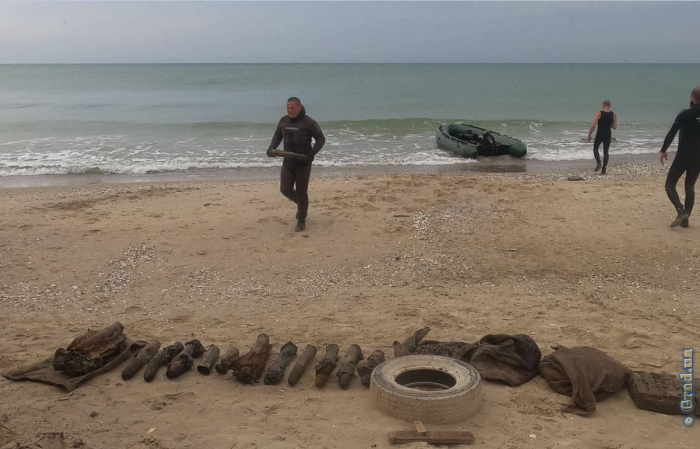 Со дна Черного моря спасатели достают боеприпасы времен войны