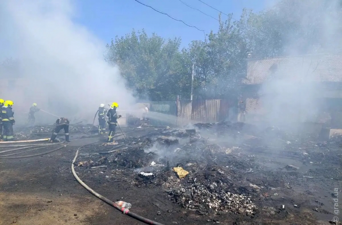 Масштабна пожежа в Одесі: горіли шини та пластмаса