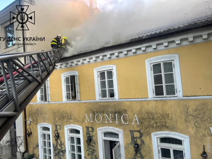 Масштабна пожежа на Грецькій: горить ресторан