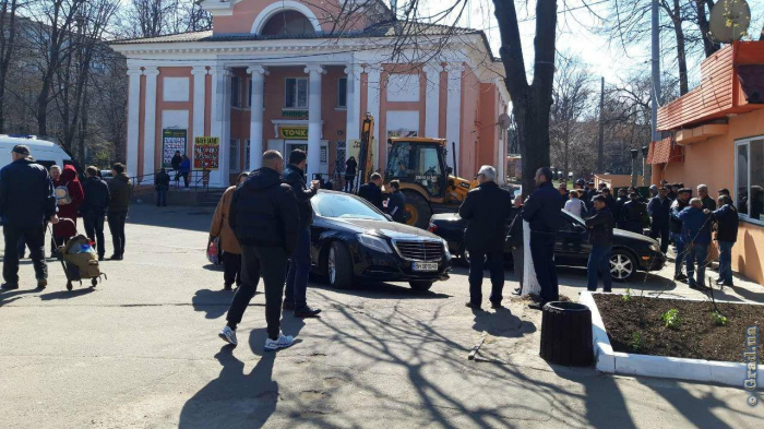 Одесские коммунальщики хотят снести незаконное строение кафе