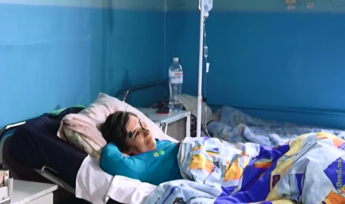 Женщина, выпавшая из одесской маршрутки, остается под наблюдением медиков