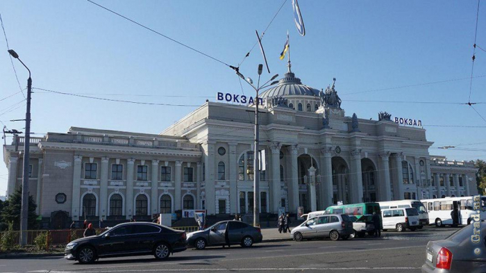 Массовая эвакуация железнодорожного вокзала в Одессе: полиция ищет бомбу