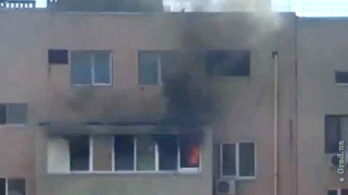 В Киевском районе Одессы горит высотный жилой дом
