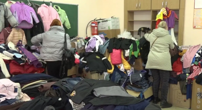 Теплі речі для переселенців: черговий гуманітарний вантаж доставлено до Одеси