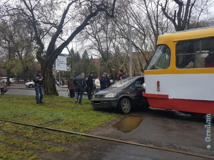 В Одессе столкнулись иномарка и трамвай