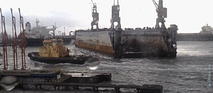 В Одесском порту сорвало плавучий док
