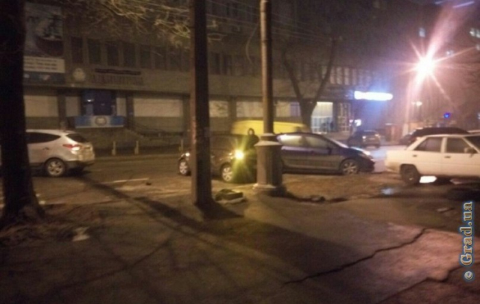 В центре Одессы не разъехались два автомобиля