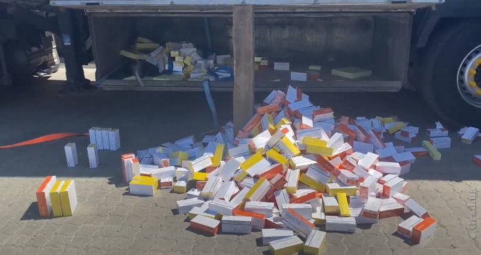 В порту под Одессой задержали грузовик с контрабандными стиками для курения