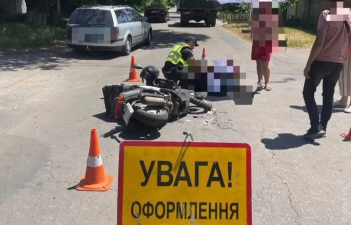 В Одесі сталася ДТП між вантажівкою та мопедом