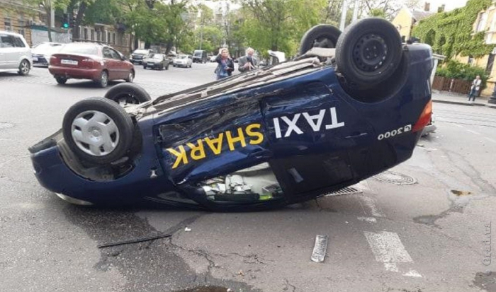 ДТП на Тираспольской: от удара автомобиль перевернулся