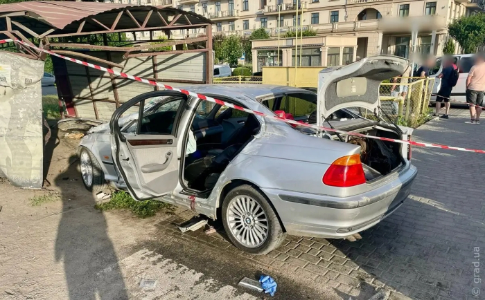 Под Одессой водитель «BMW» наехал на пешеходов, когда убегал от полиции