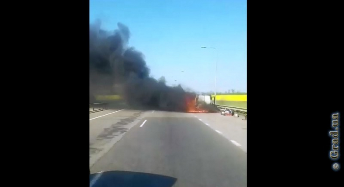 На трассе «Одесса – Киев» загорелся автомобиль