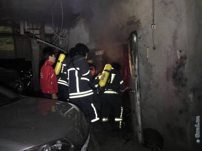 В Одессе загорелся двухэтажный гараж