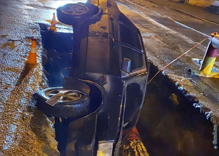 В Одессе автомобиль упал в яму