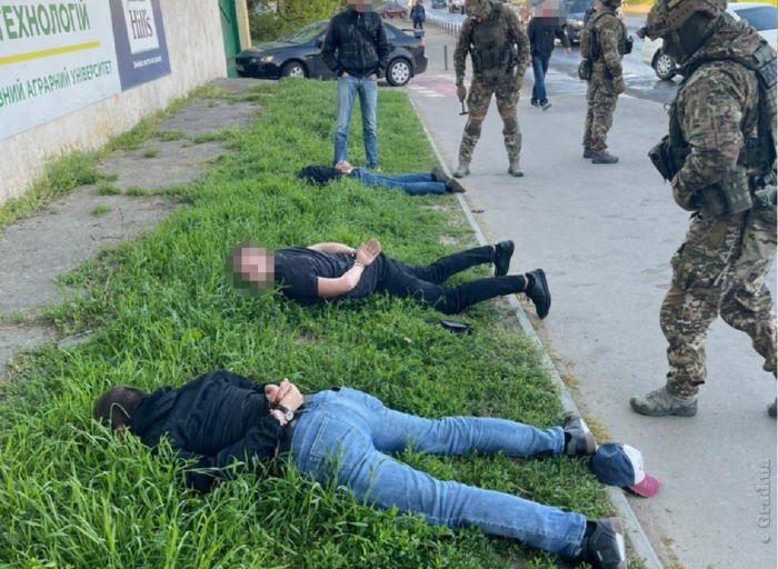 Грабили людей под видом таксистов: в Одессе задержали подозреваемых