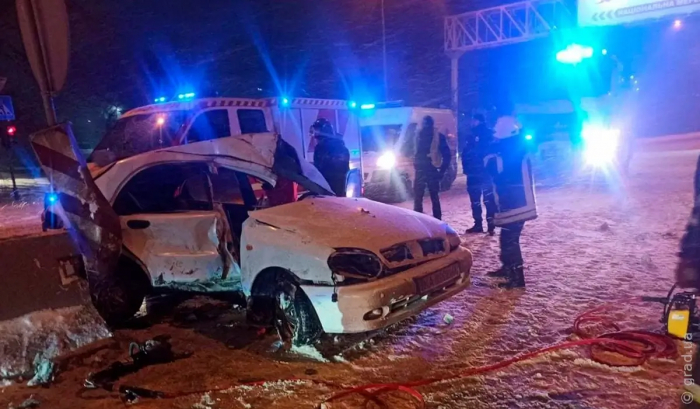 В Одессе водитель не справился с управлением и влетел в отбойник