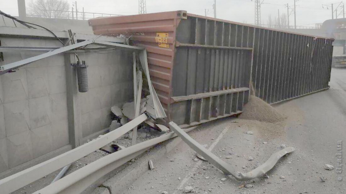 ЧП у Пересыпских мостов: контейнер рухнул с эстакады прямо на дорогу
