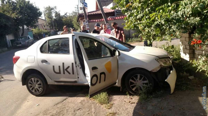 В утренней аварии пострадал водитель такси