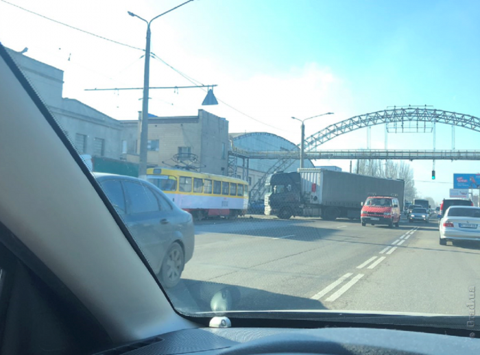 Грузовой автомобиль столкнулся с трамваем на поселке Котовского