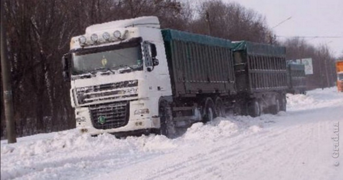 грузовик в снегу