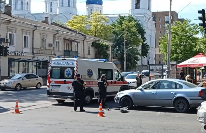 В центре Одессы произошло ДТП с участием спецтранспорта