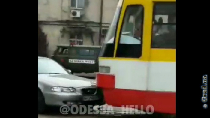В Одессе иномарка перегородила путь трамваю