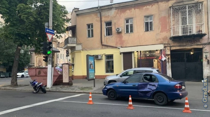 Мотоциклист и его пассажир пострадали в ДТП в Одессе