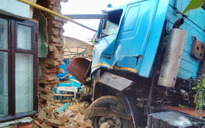 В Одесской области грузовик влетел в стену жилого дома