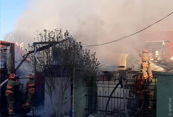 В Черноморске горел гараж с грузовиком внутри
