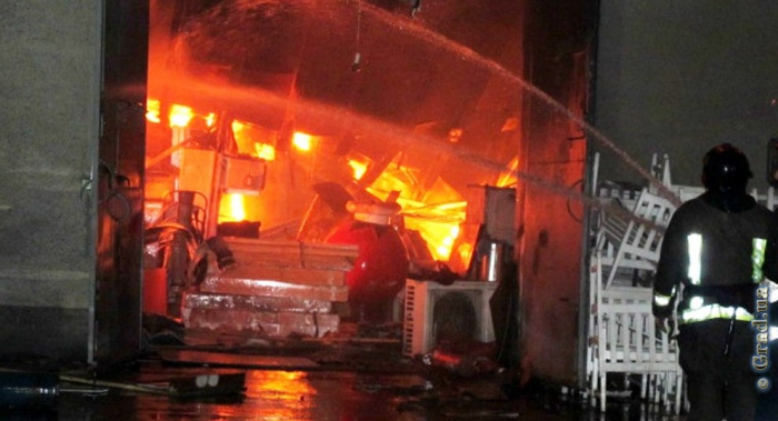 Взрывы и масштабный пожар: в Одессе девять часов боролись с огнем на складе