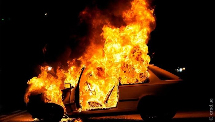 В Одесской области водитель обгорел, пытаясь погасить горящий автомобиль