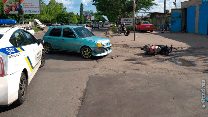 В Одессе в ДТП пострадала пассажирка мопеда