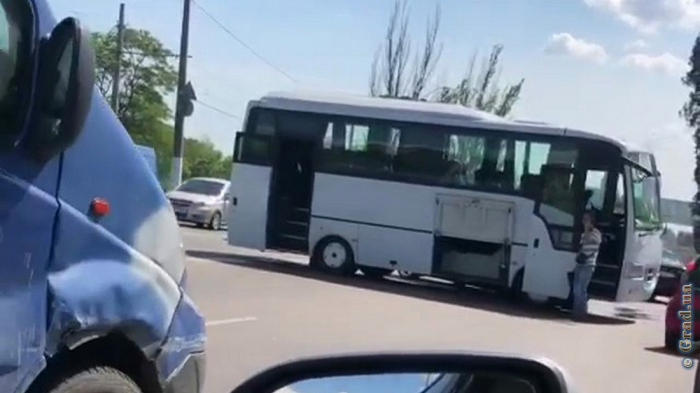 Авария на Николаевской дороге собрала огромную пробку