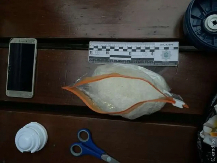 Поліцейські затримали чоловіка, який мав півкілограмовий пакет з наркотиками