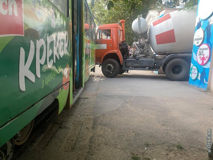 В Одессе ДТП: столкнулись бетономешалка и трамваем